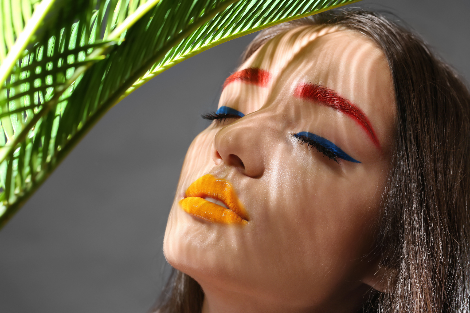 Priporočena barva za obrvi je do dva odtenka svetlejša od las